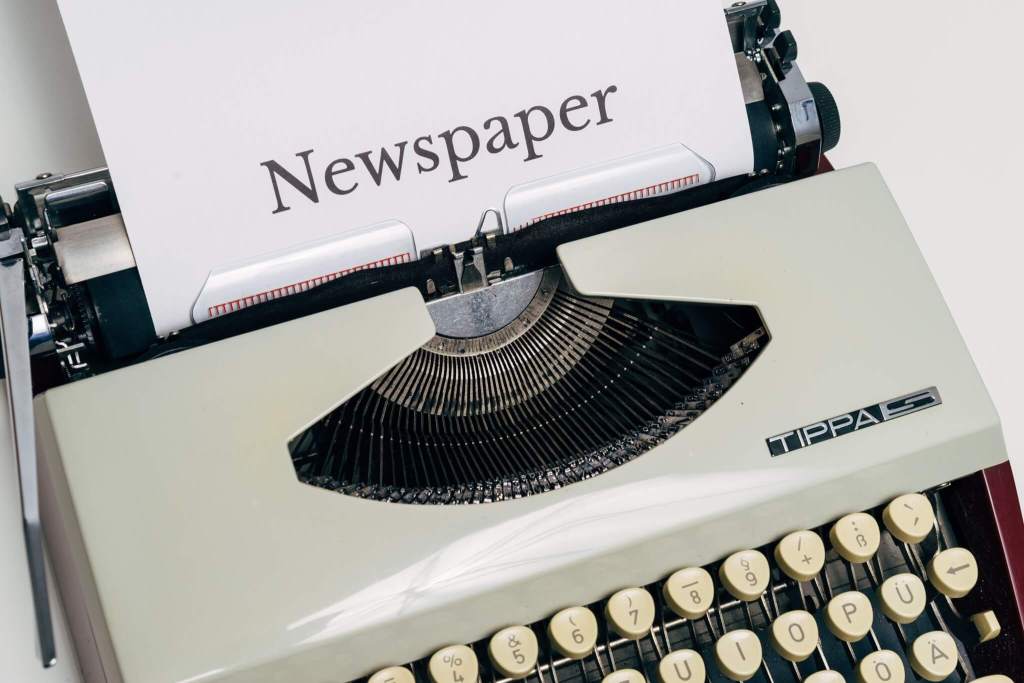 feuille avec écrit newspaper dans une machine à écrire