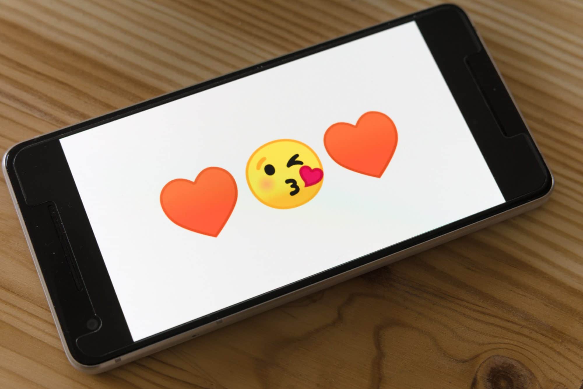 Emoji coeur bisou coeur dans un iPhone