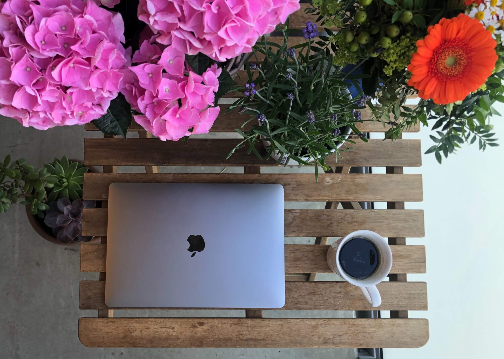 Mac, café et fleurs