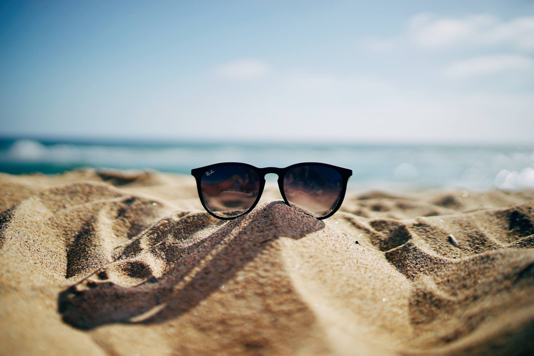 Lunettes sur le sable d'une plage