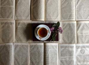 Tasse de thé posée sur des pages de livre